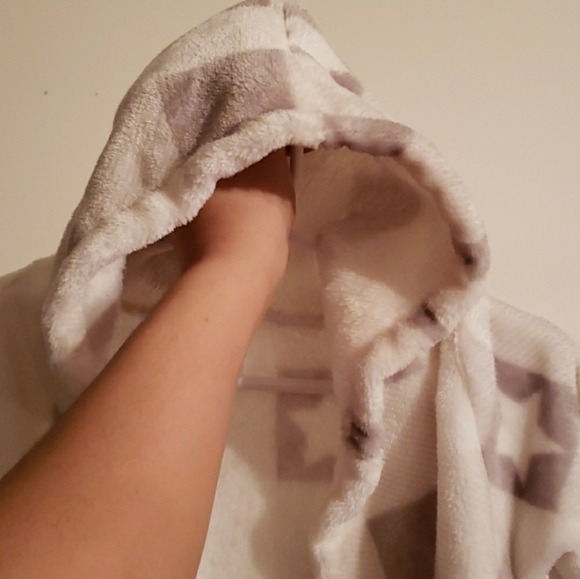 Creamy White/gray Checkered 0-9 Month Bath Robe - Picture 5 of 7